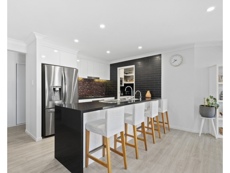 150 Bankswood Drive, Redland Bay QLD 4165