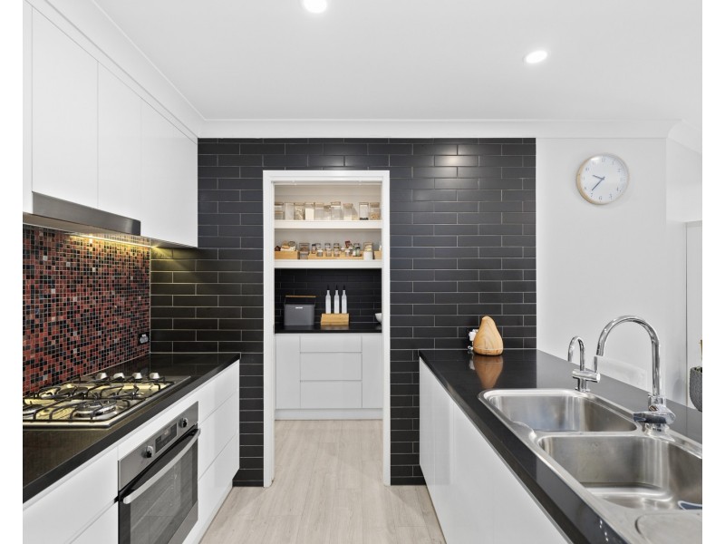 150 Bankswood Drive, Redland Bay QLD 4165