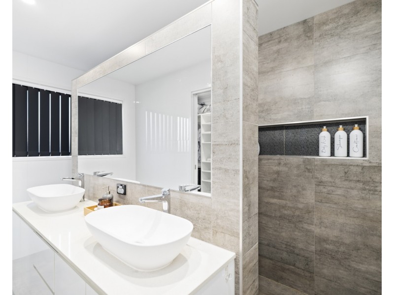 150 Bankswood Drive, Redland Bay QLD 4165