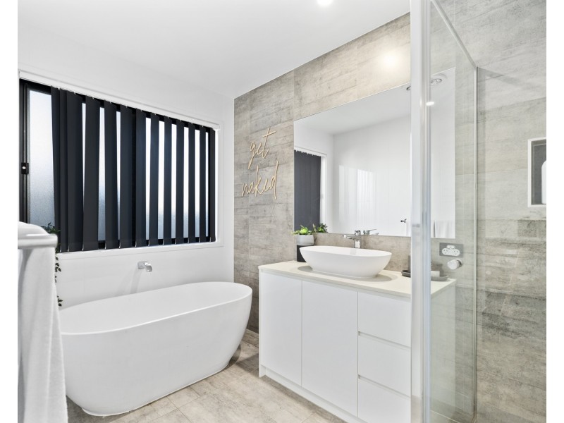 150 Bankswood Drive, Redland Bay QLD 4165