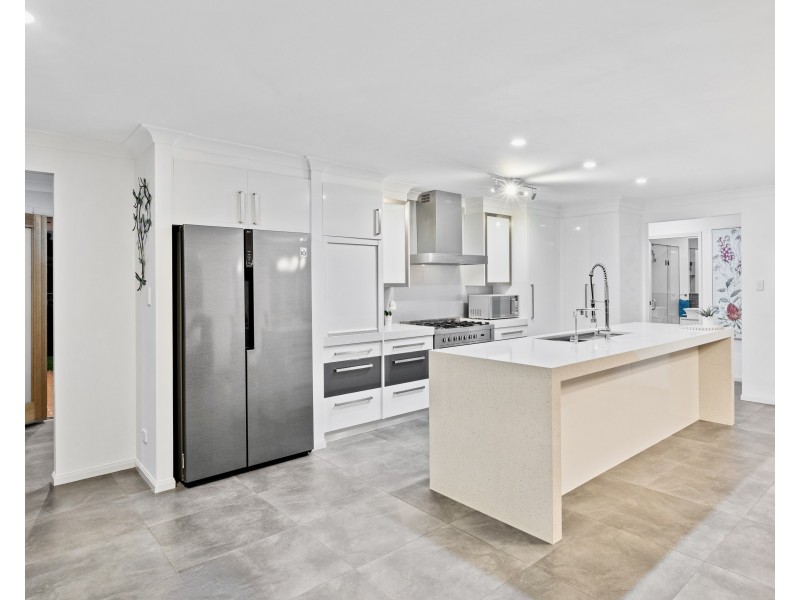 5 Brampton Close, Redland Bay QLD 4165