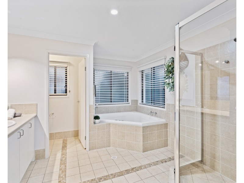 5 Brampton Close, Redland Bay QLD 4165