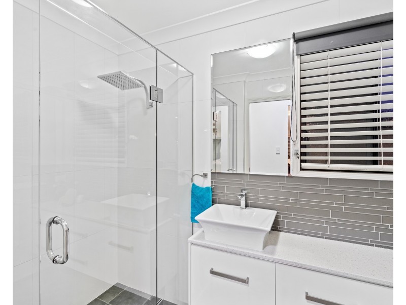 5 Brampton Close, Redland Bay QLD 4165