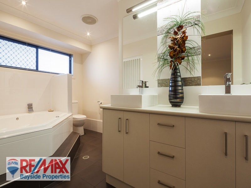 14 Lois Place, Redland Bay QLD 4165