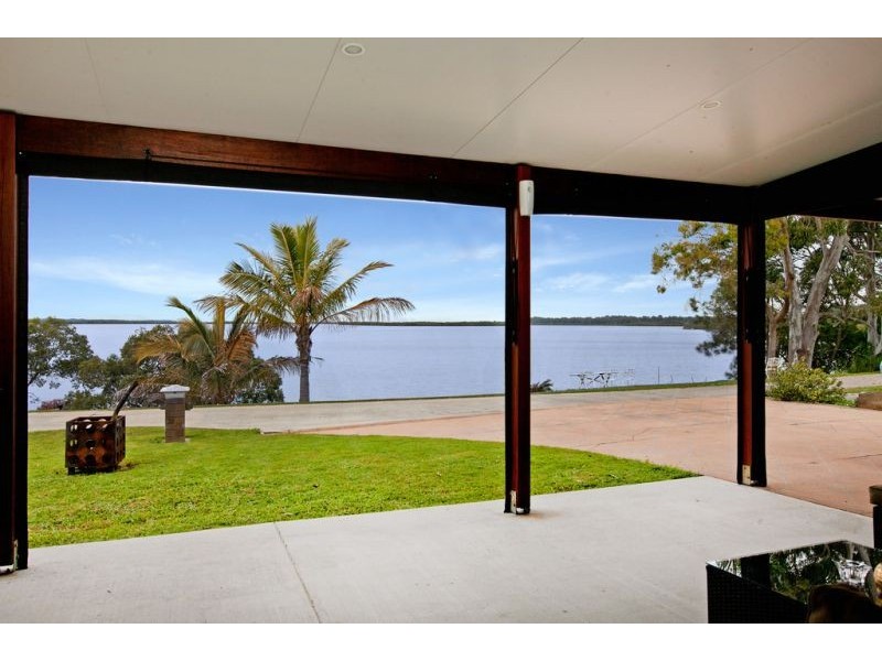 8 Waterfront Easement, Redland Bay QLD 4165