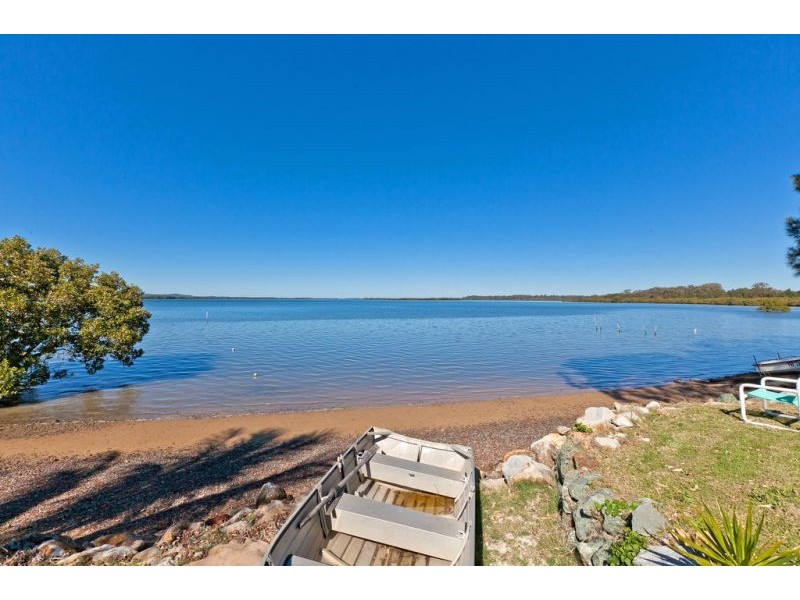 8 Waterfront Easement, Redland Bay QLD 4165