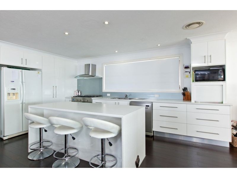 8 Waterfront Easement, Redland Bay QLD 4165