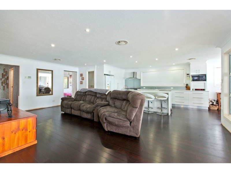 8 Waterfront Easement, Redland Bay QLD 4165