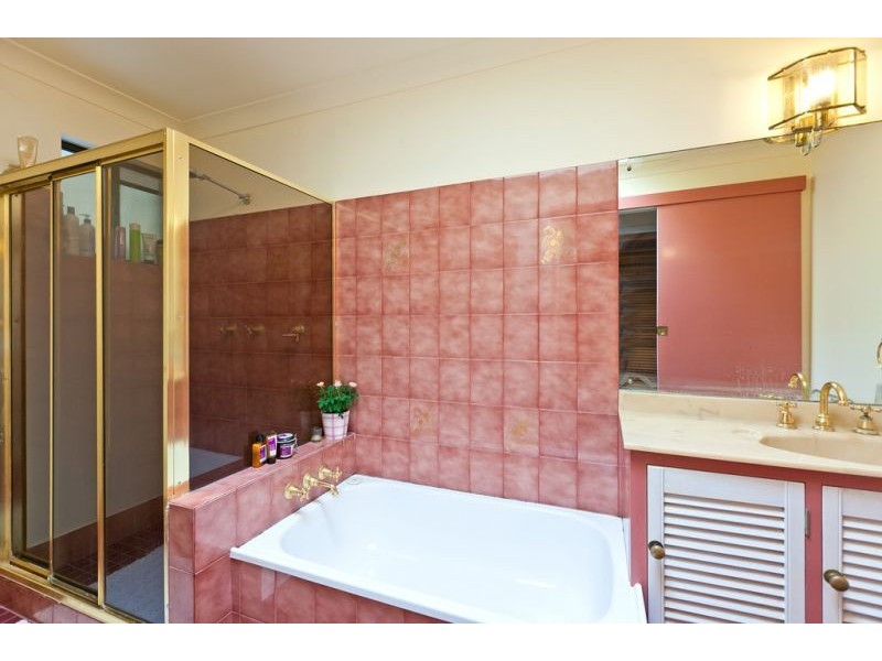8 Waterfront Easement, Redland Bay QLD 4165