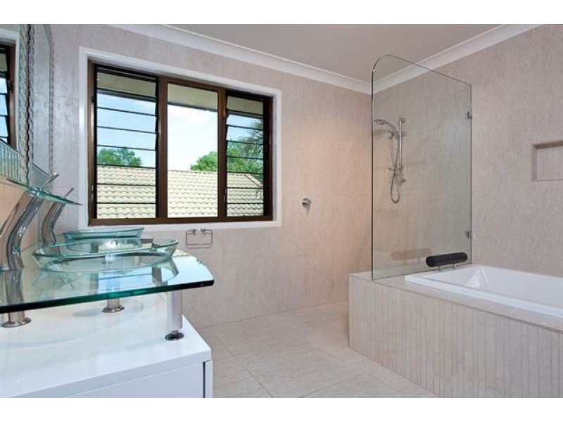 4 Waterford Crescent, Ormiston QLD 4160