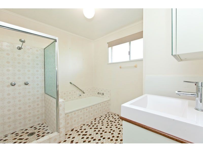 11 Boronia Street, Redland Bay QLD 4165