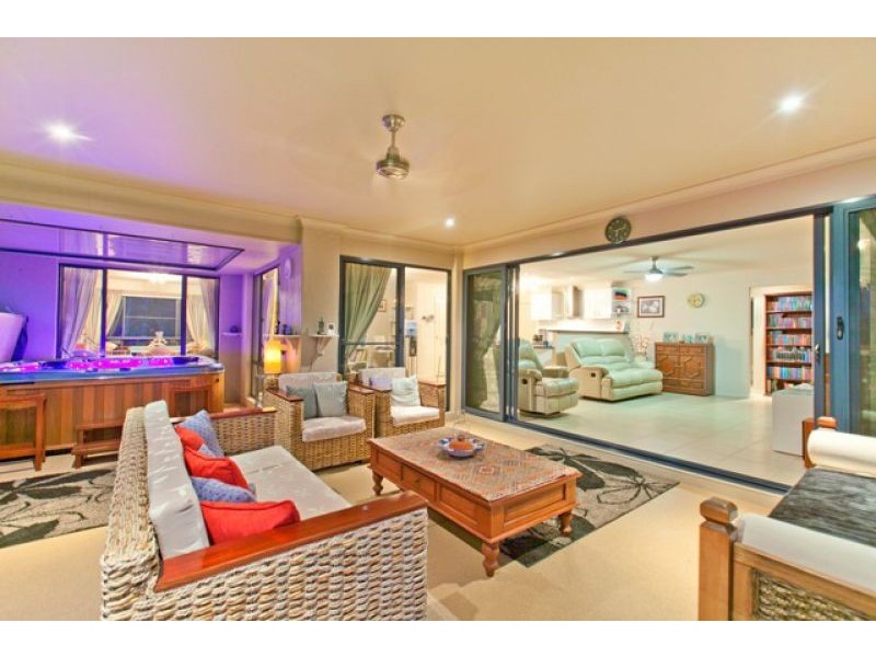14 Gloria Pde, Redland Bay QLD 4165