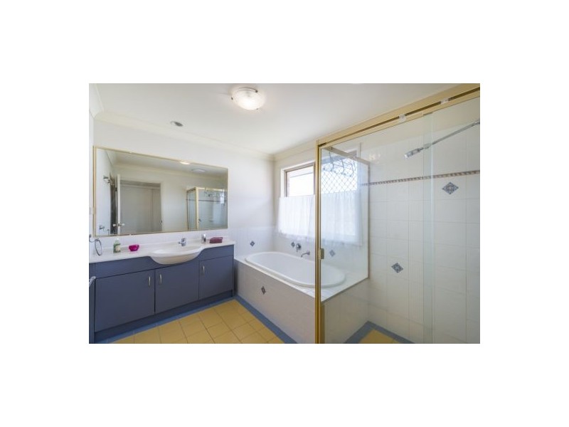 8 Sumner Place, Carindale QLD 4152