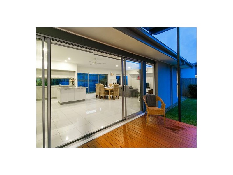 17 Esk Crescent, Wakerley QLD 4154