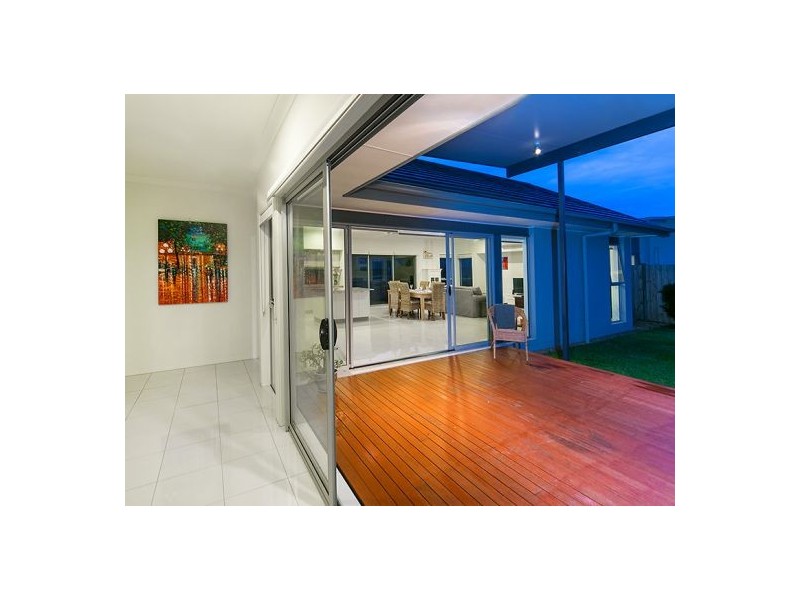 17 Esk Crescent, Wakerley QLD 4154
