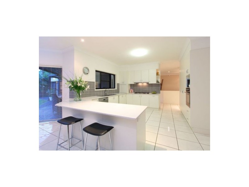 11 Woodland Street, Carindale QLD 4152