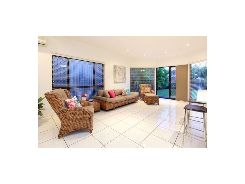 11 Woodland Street, Carindale QLD 4152