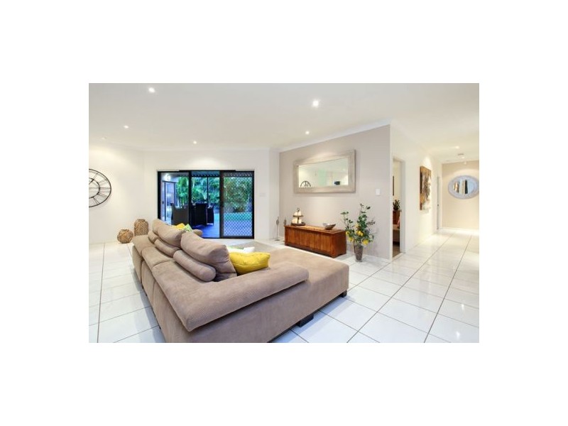 11 Woodland Street, Carindale QLD 4152