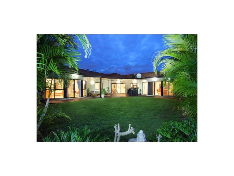 11 Woodland Street, Carindale QLD 4152