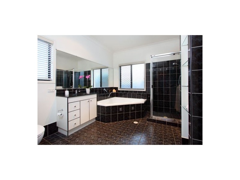 11 Woodland Street, Carindale QLD 4152