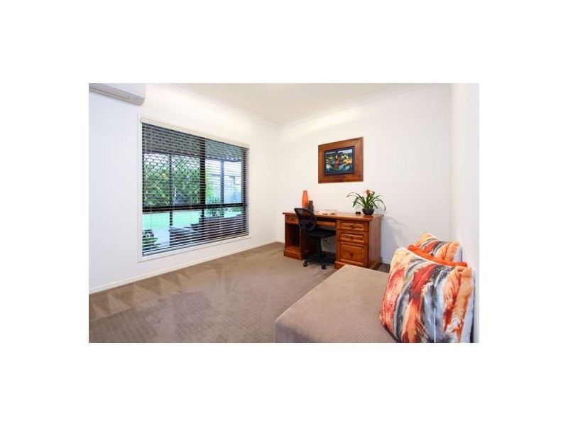 11 Woodland Street, Carindale QLD 4152