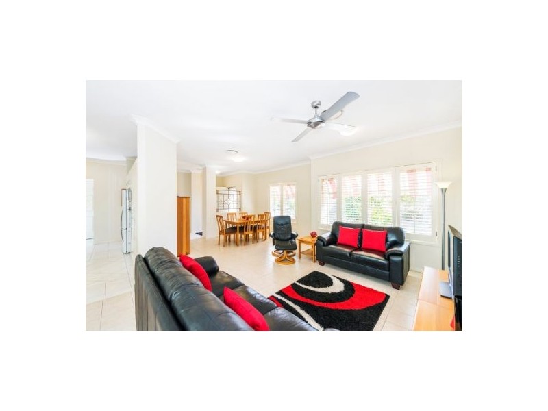 5 Flame Tree Crescent, Carindale QLD 4152