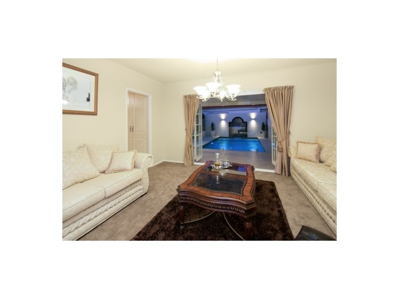 8 Forest Place, Carindale QLD 4152