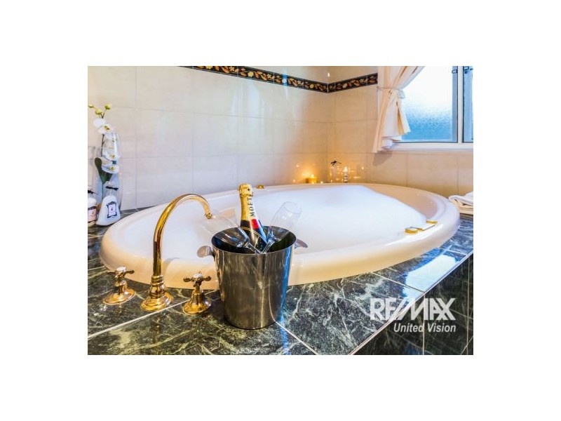 18 City View Road, Camp Hill QLD 4152