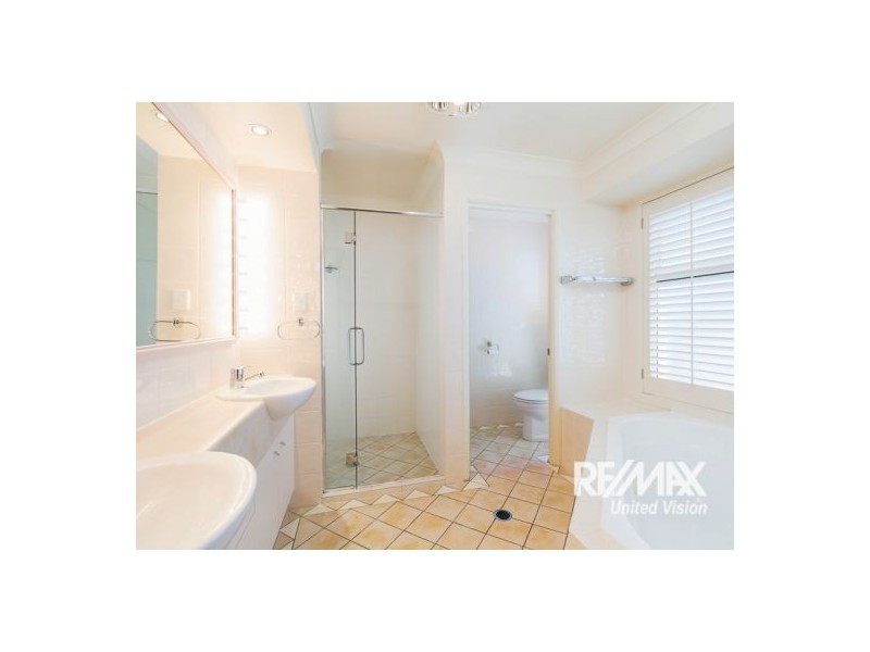 50 Flame Tree Crescent, Carindale QLD 4152
