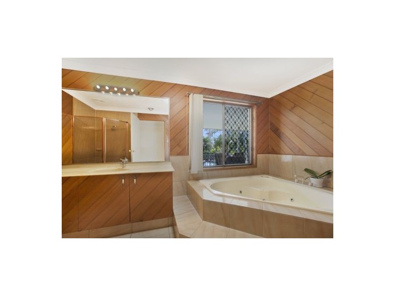 9 Waverney Court, Carindale QLD 4152