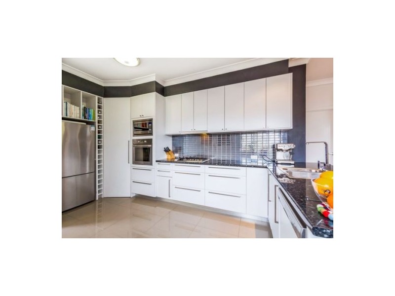 27 Kennington Road, Camp Hill QLD 4152