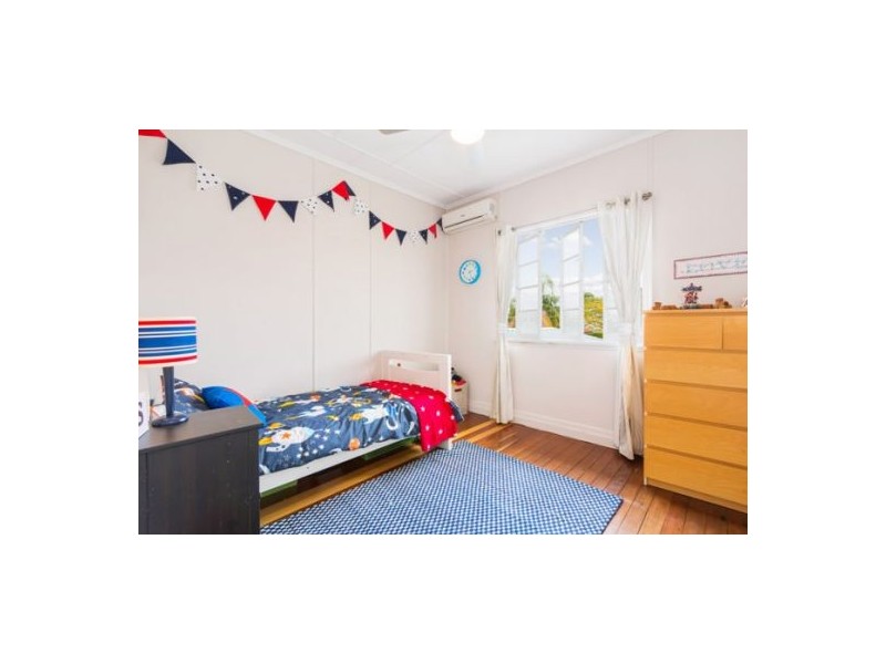 27 Kennington Road, Camp Hill QLD 4152