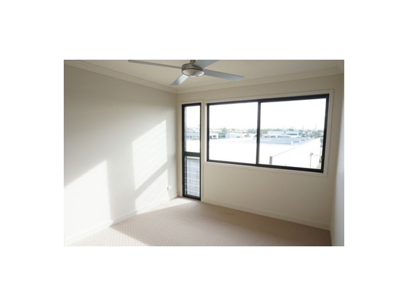 4/1914 Creek Rd The Courtyards East Village, Cannon Hill QLD 4170
