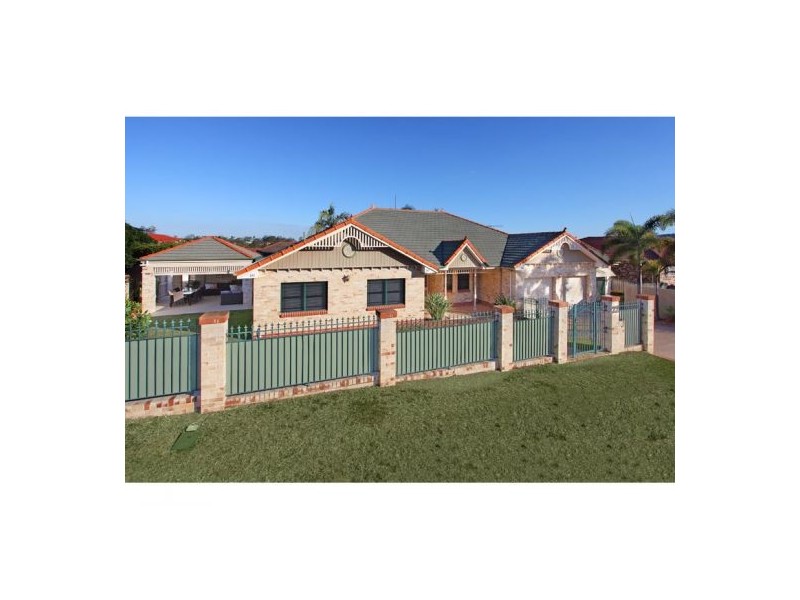 22 St Andrews Cres, Carindale QLD 4152