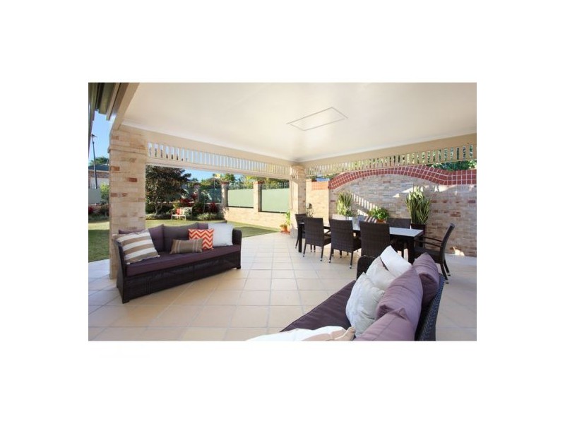 22 St Andrews Cres, Carindale QLD 4152