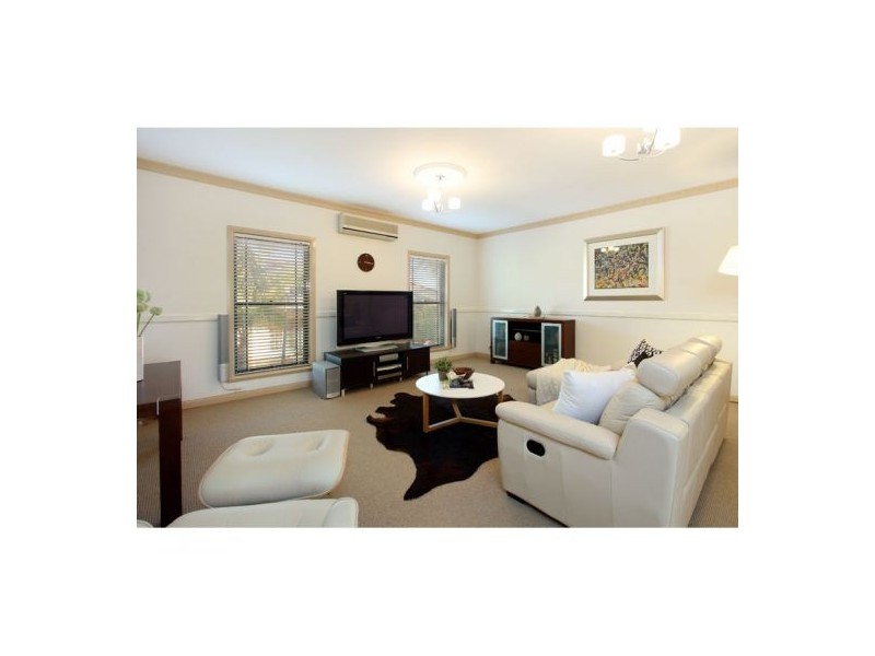 22 St Andrews Cres, Carindale QLD 4152
