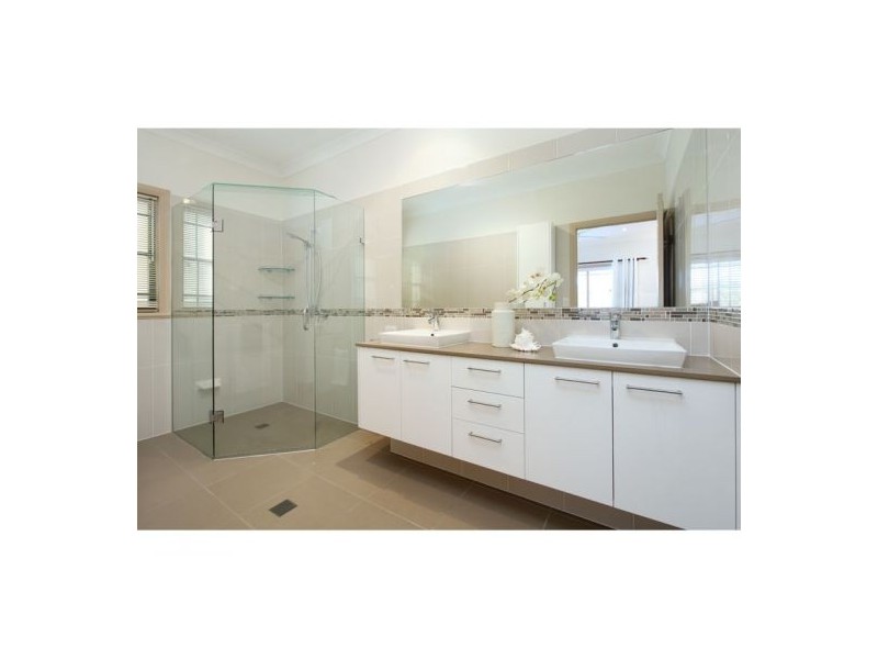 22 St Andrews Cres, Carindale QLD 4152