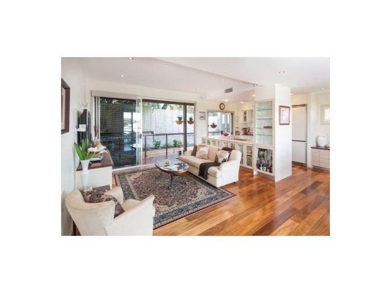 6B Hanworth Street, East Brisbane QLD 4169