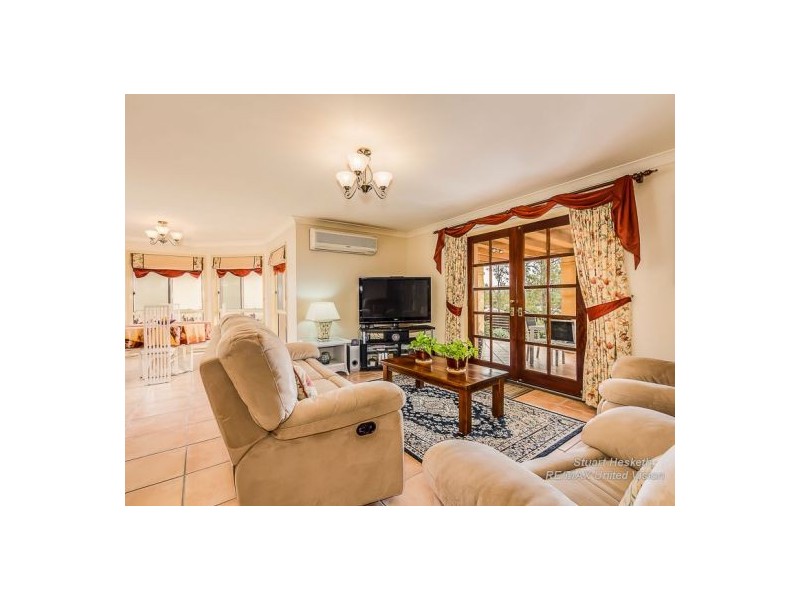 10 Golden Oak Crescent, Carindale QLD 4152
