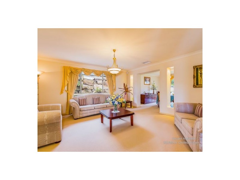 10 Golden Oak Crescent, Carindale QLD 4152
