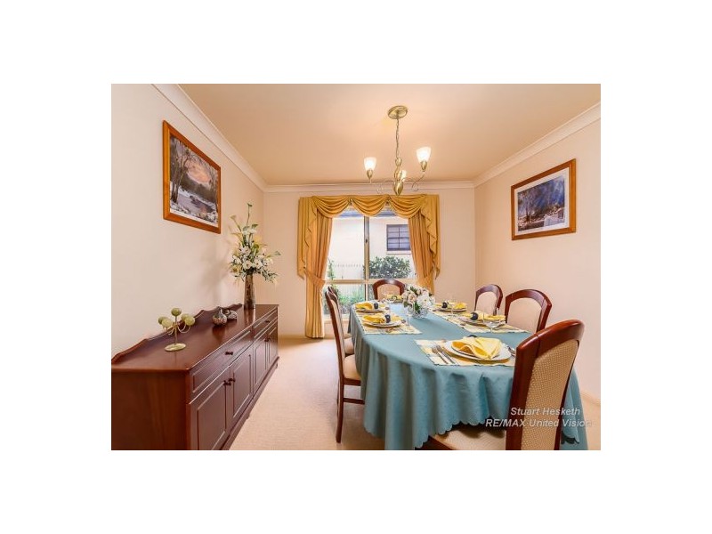 10 Golden Oak Crescent, Carindale QLD 4152