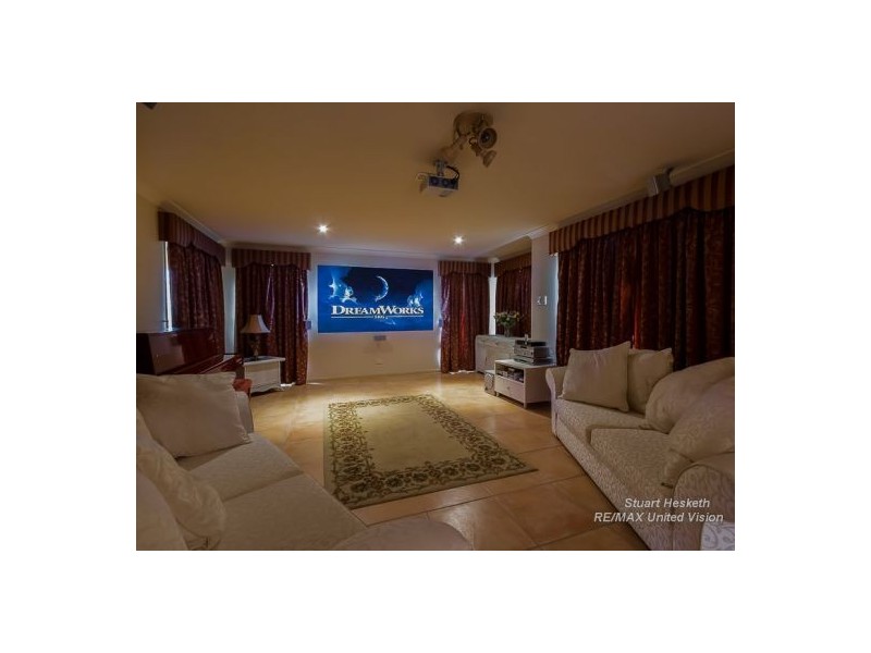 10 Golden Oak Crescent, Carindale QLD 4152