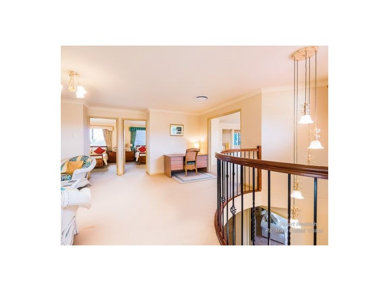 10 Golden Oak Crescent, Carindale QLD 4152