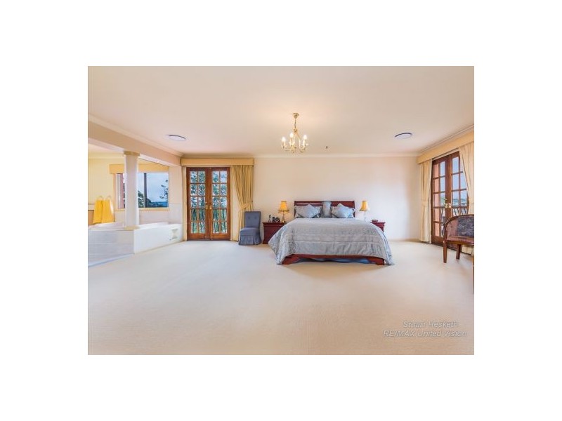 10 Golden Oak Crescent, Carindale QLD 4152