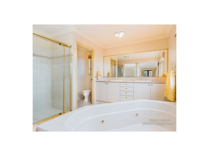 10 Golden Oak Crescent, Carindale QLD 4152