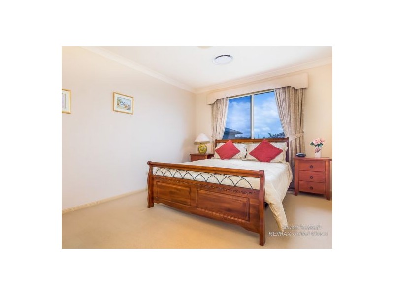 10 Golden Oak Crescent, Carindale QLD 4152