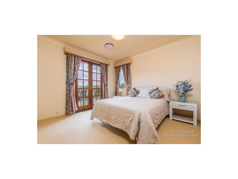10 Golden Oak Crescent, Carindale QLD 4152