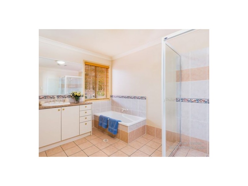 10 Golden Oak Crescent, Carindale QLD 4152