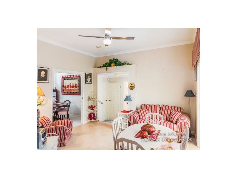 8 Flame Tree Crescent, Carindale QLD 4152