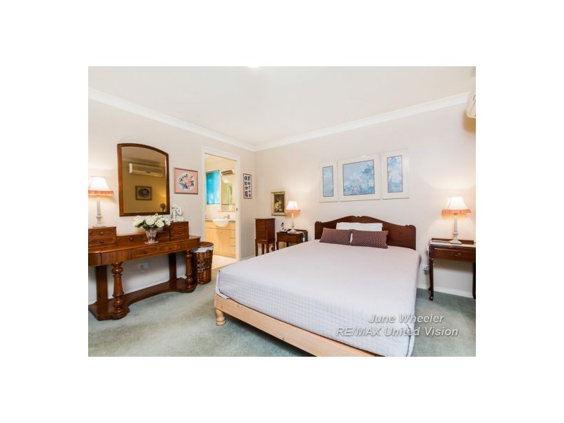 8 Flame Tree Crescent, Carindale QLD 4152